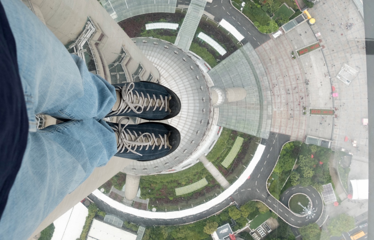 Vue plongeante depuis une hauteur montrant les pieds au bord du vide — dépendance visuelle