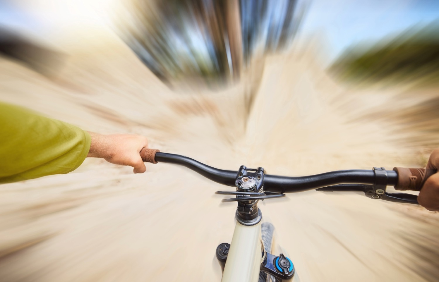 Vue subjective d'un cycliste avec environnement flou — oscillopsies vestibulaires
