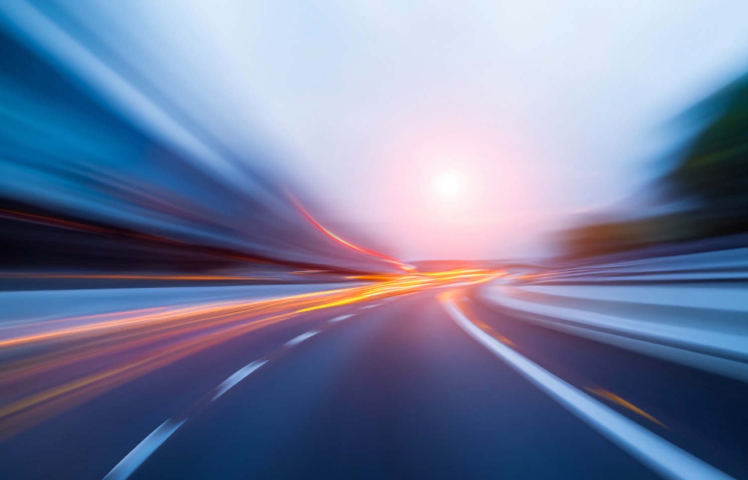 Route en flou de vitesse avec traînées lumineuses évoquant le syndrome de l'autoroute